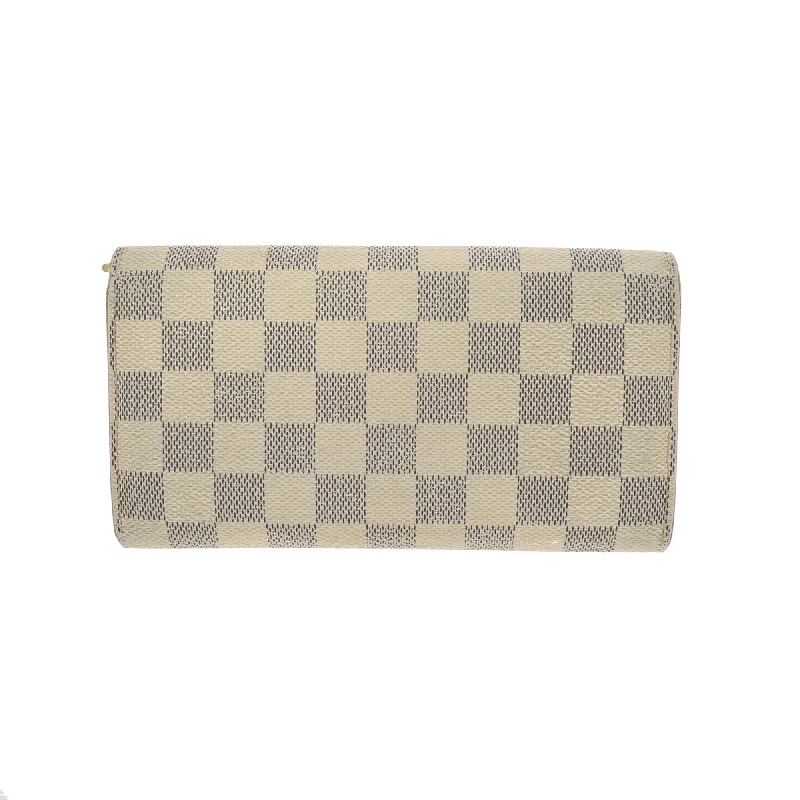 Louis Vuitton Twist bags with a crystal - embellished LV - turnlockLOUIS VUITTON Wallet in White Canvas