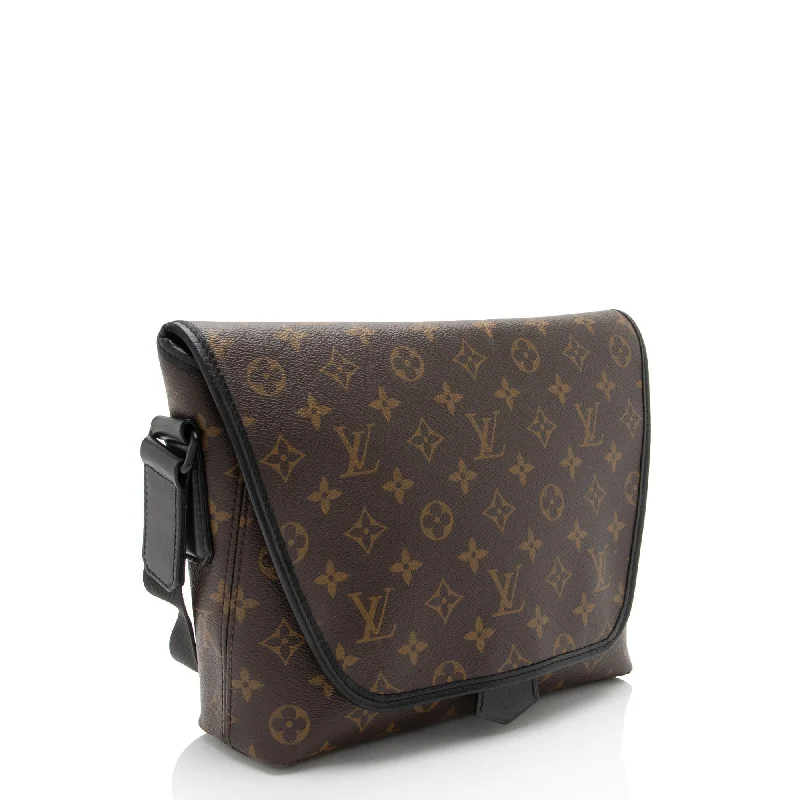 Louis Vuitton bags with a detachable mirror inside for on - the - go touch - upsLouis Vuitton Monogram Canvas Macassar Magnetic Messenger (2xonZt)