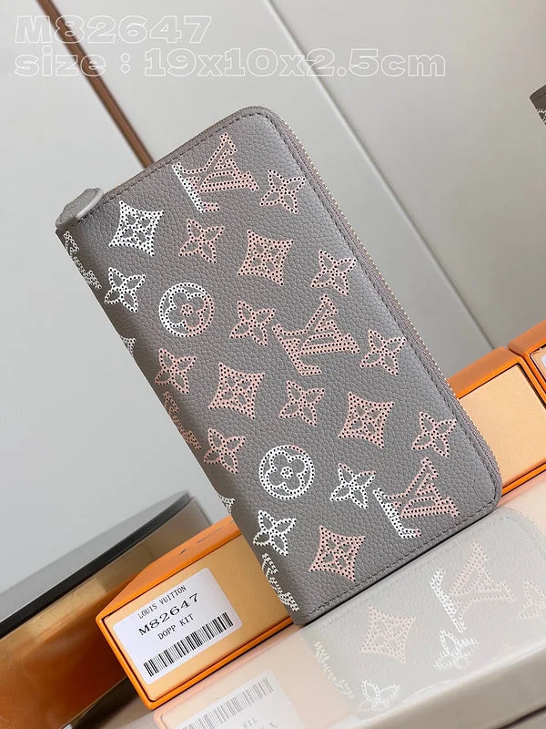 Ladies Louis Vuitton Petite Malle bags with a star - shaped charm for cutenessBoldCollect - LOUIS VUITTON BAGS - 091