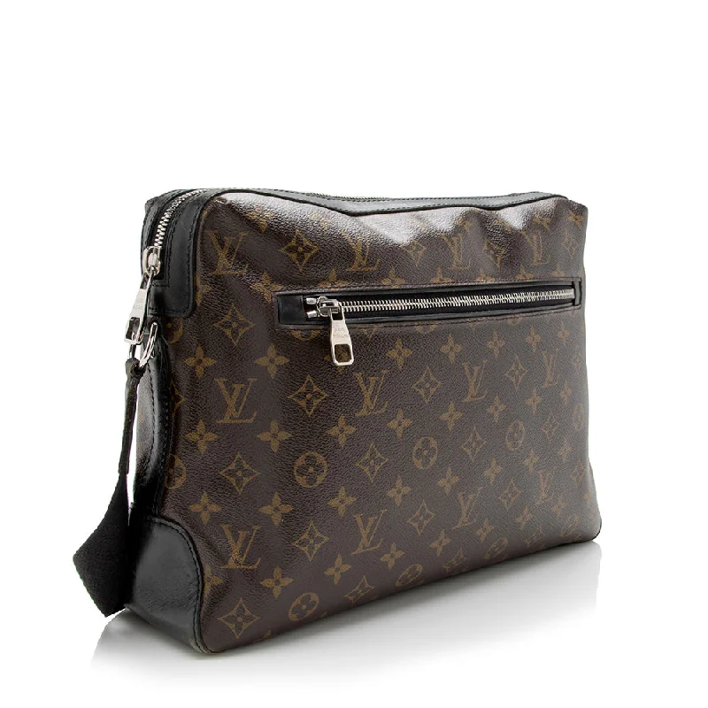 Louis Vuitton bags with a magnetic snap closure for easy accessLouis Vuitton Monogram Canvas Macassar Torres Messenger Bag (16575)