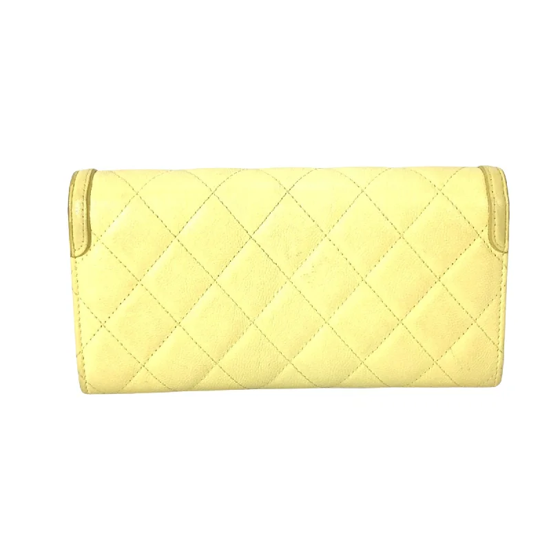 Chanel Lightweight Handbag for Daily ErrandsCHANEL CC Filigree Wallet