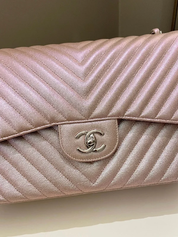 Chanel Chain Strap Handbag for Everyday UseChanel 17B Chevron Jumbo Double Flap Rose Gold Caviar