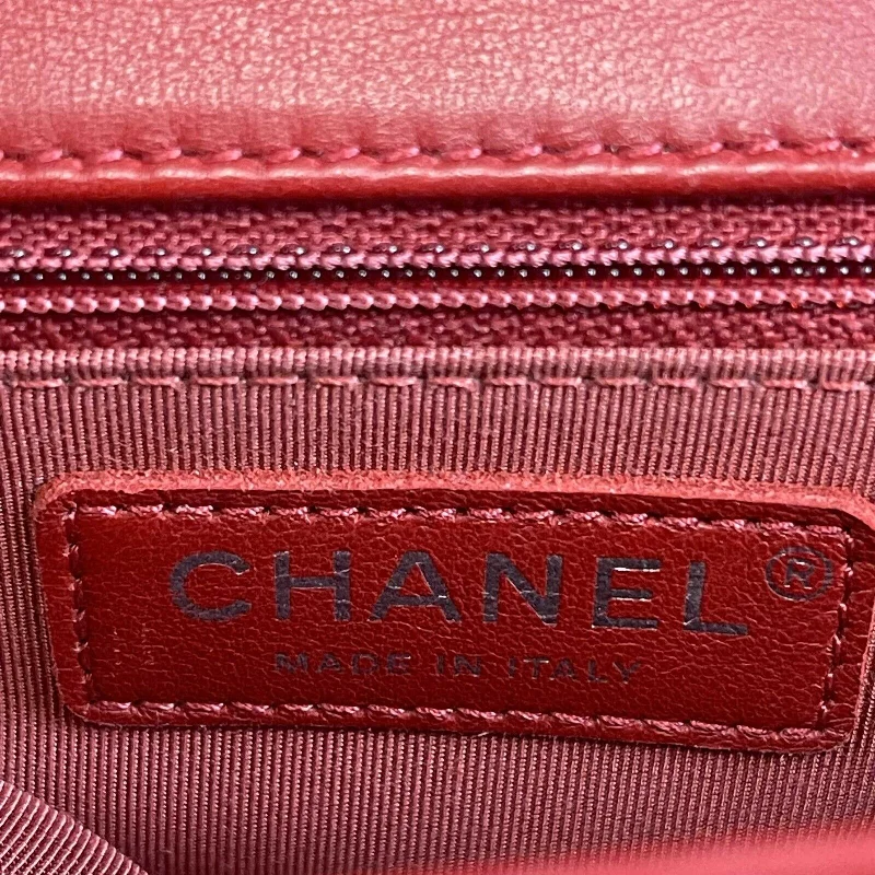 Chanel Designer Handbag with Unique DesignCHANEL Boy Flap Bag Quilted Calfskin New Medium Red Crossbody Bag