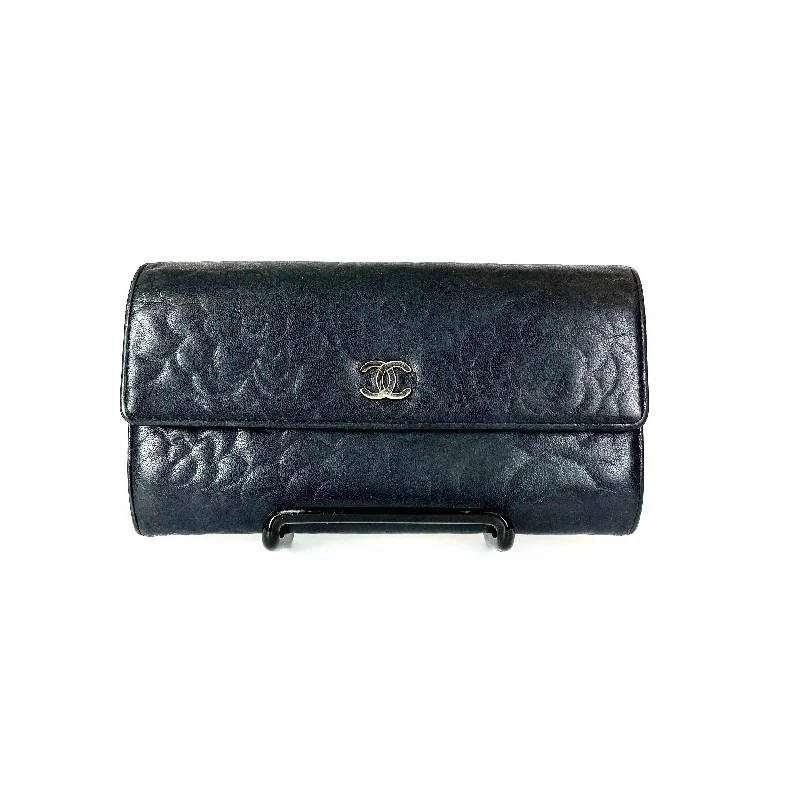 Chanel Classic Flap Bag for Evening PartyCamellia Lambskin Leather Wallet in Black